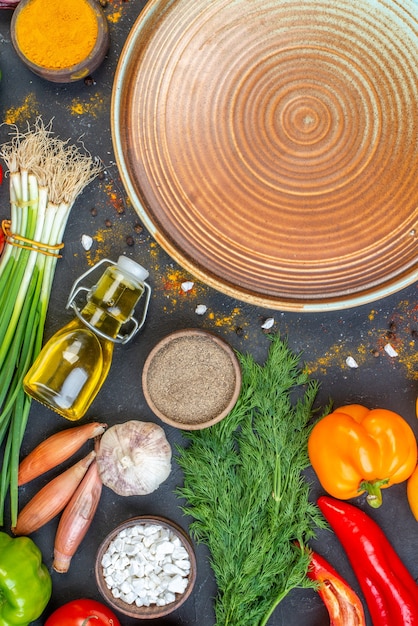 stół z naczyniami i składnikami